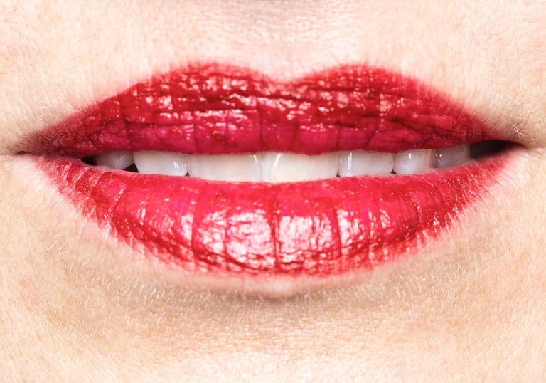 rote perfekt gemalte Lippen einer Frau