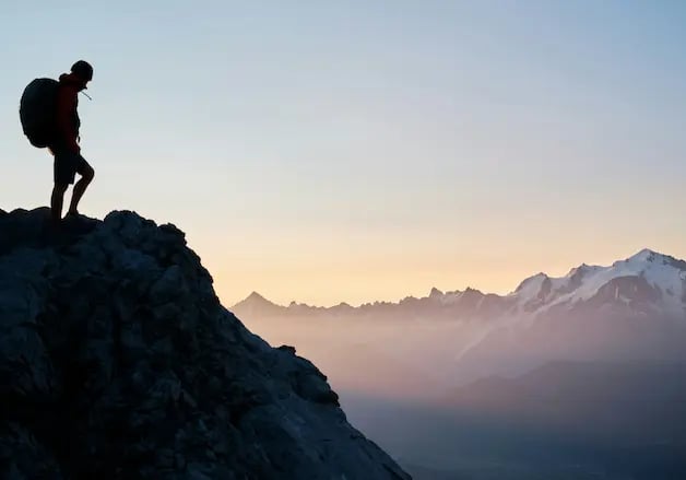 Accompagnateur montagne guidant une randonnée dans les Aravis, près de La Clusaz