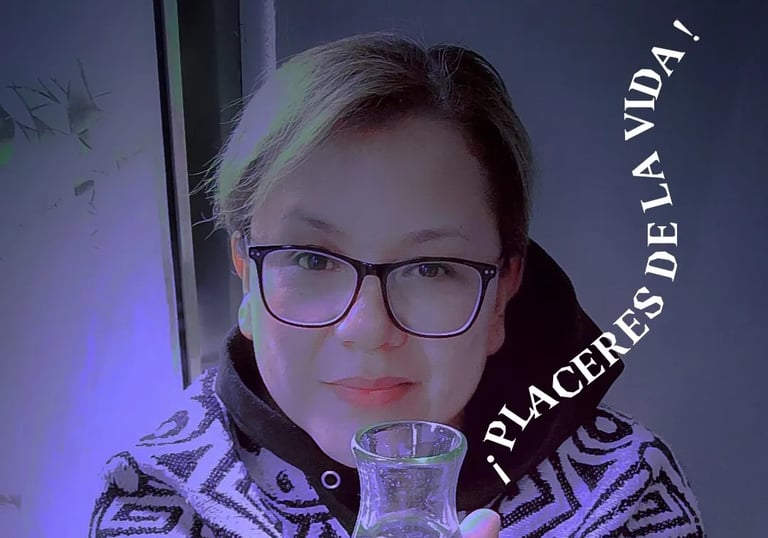 mujer disfrutando de buen mezcal