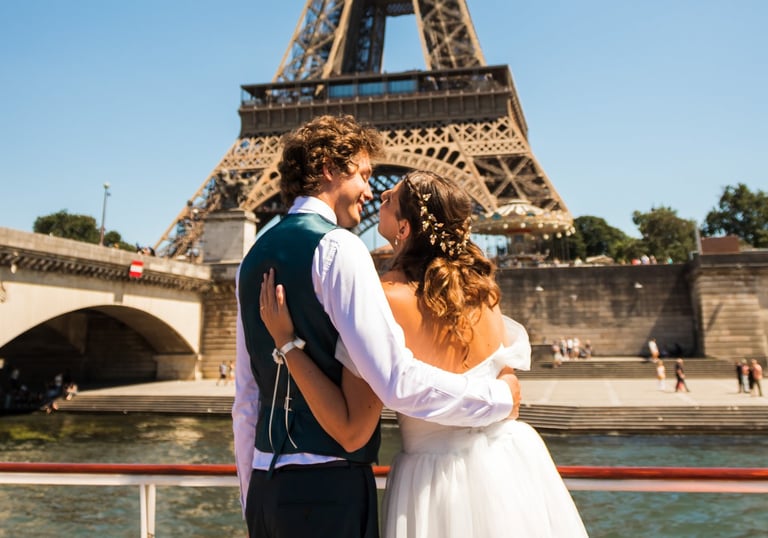Mariage à Paris sur la Seine, vue sur la Tour Eiffel
