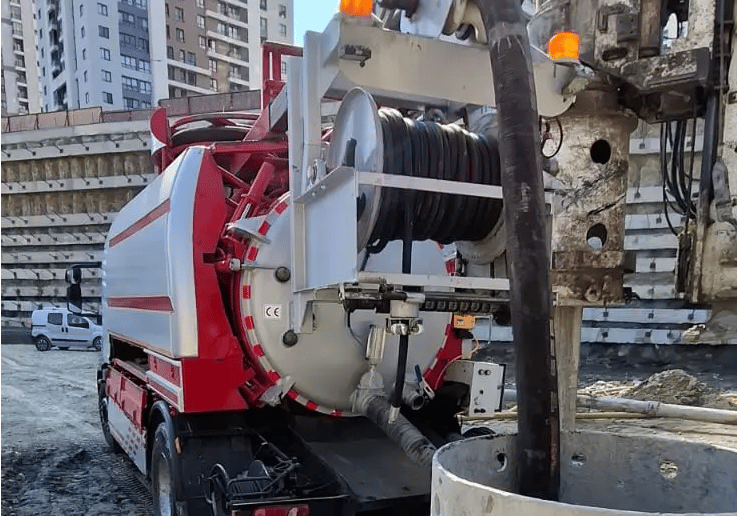 Vakumlu vidanjör aracıyla fosseptik çukuru boşaltma işlemi