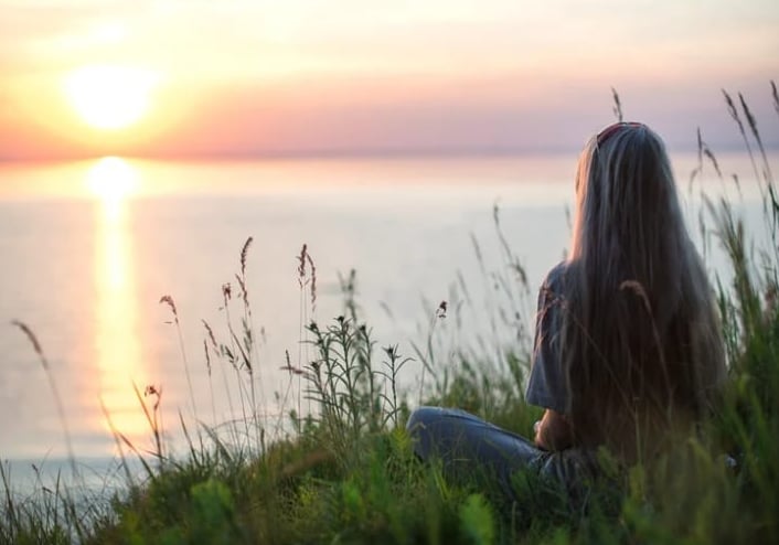 Entspannungsmoment in der Natur als symbolisches Motiv für Hypnose-Coaching.