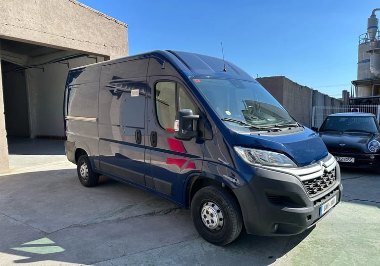 Una camioneta estacionada en un estacionamiento con una camioneta