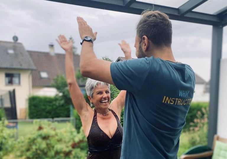Eine Frau spürt die pure Lebendigkeit nach dem Eisbad und ist voller Freude.