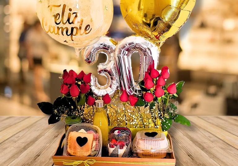 Una caja de madera llena de frutas y flores y un globo en forma de corazón.
