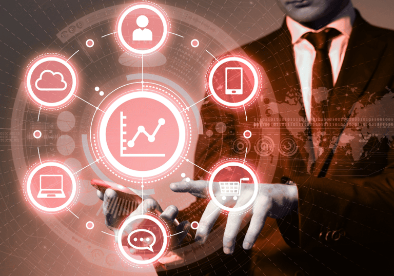 Um homem segurando um celular e clicando em um painel virtual com ícones representando a empresa.