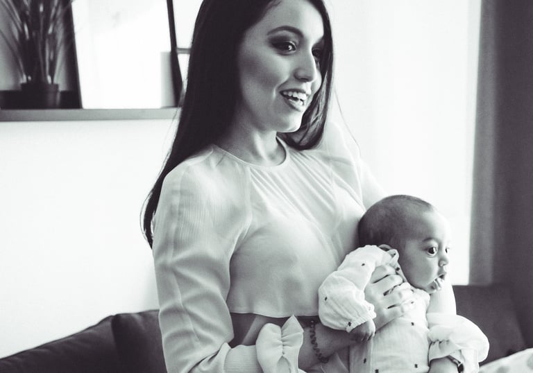 photographe de naissance en ile de france, style noir et blanc