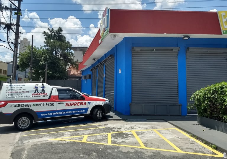 automóvel da desentupidora no brooklin executando serviço em comercio