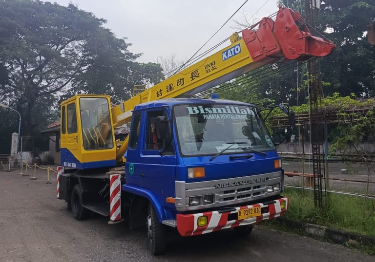 mobil crane 40 Ton warna biru