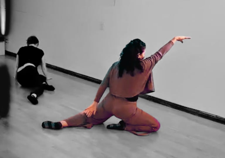 Estudiante de Noelia explorando el movimiento libre en una clase de Expresión Corporal