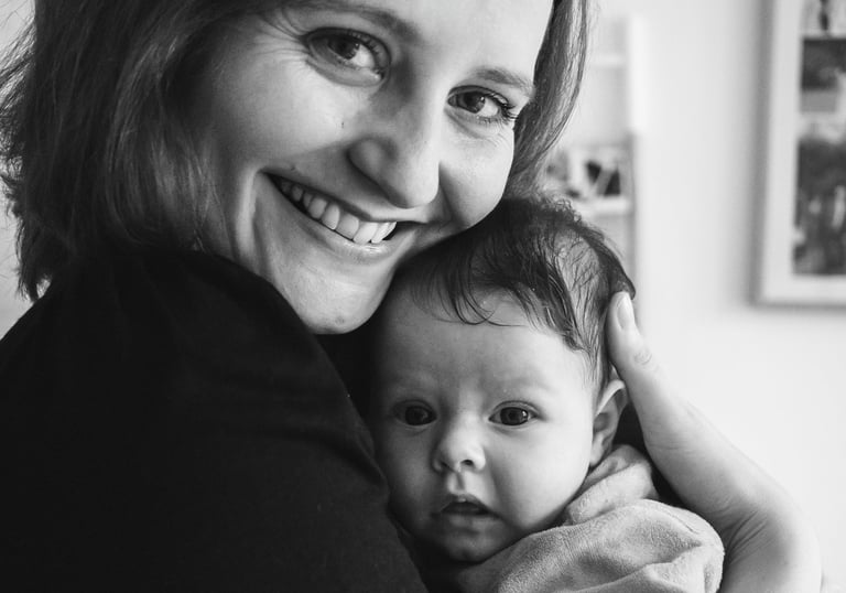 photographe de naissance en Seine et Marne, style naturel et spontané, noir et blanc
