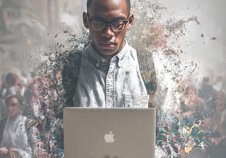 UX/UI Designer, Jovem negro de óculos usando um Macbook e desenvolvendo sua criatividade