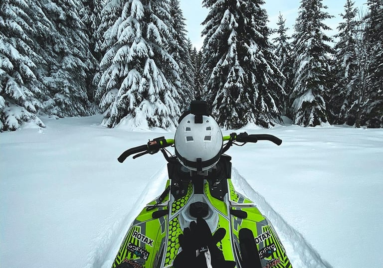 Motos de nieve en el Pas de la Casa, Grandvalira