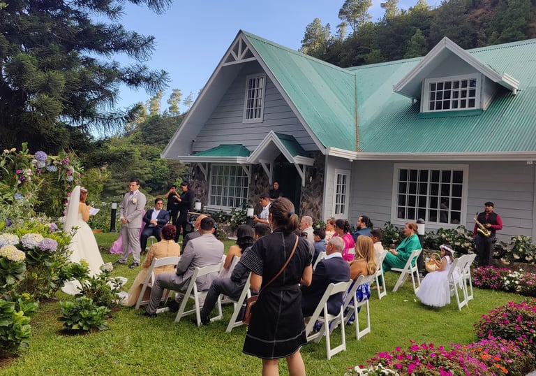 Novios en ceremonia civil en el jardin de una casa en boquete