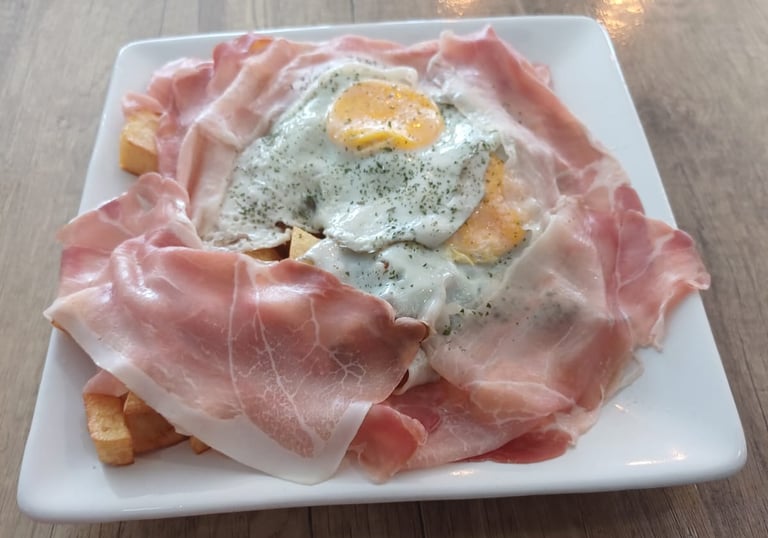 huevos rotos con jamón