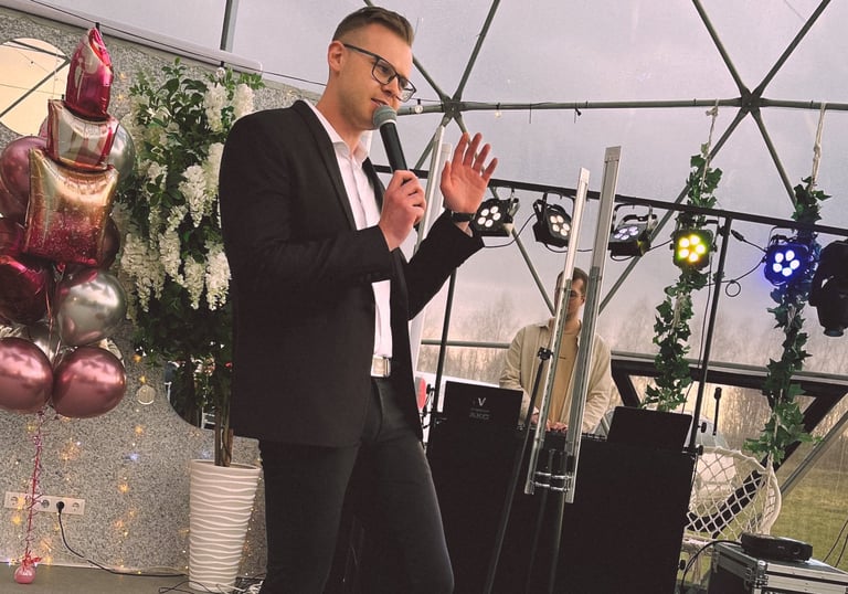 Renginių vedėjas Arjuš Kuranovič veda gimtadienio šventę