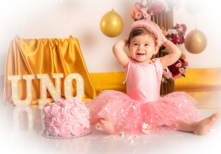 Niña celebrando su primer año con un smash cake