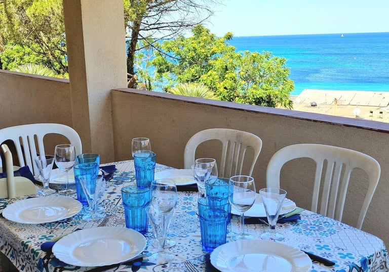 terrazza vista mare con tavolo esterno