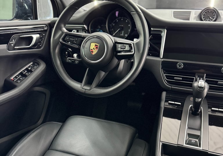 Salono cheminis valymas – Porsche interjeras po valymo WestSide Garage Šiauliuose