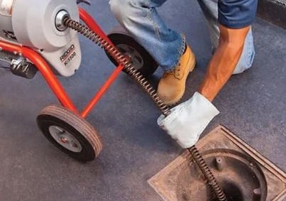 técnico para desentupimento de ralo