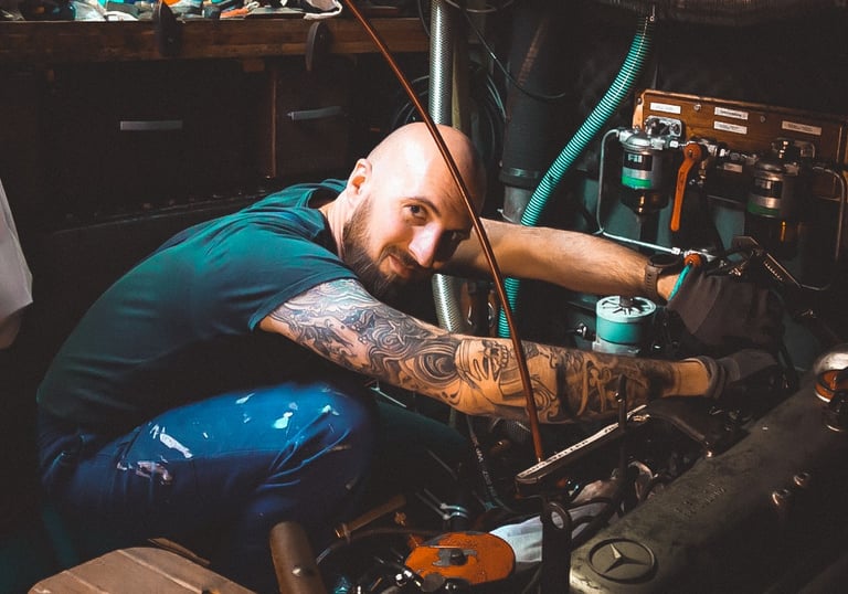 Arne arbeitet im Maschinenraum der Moana - den Antrieb bringt ein Mercedes OM617 mit 93 PS