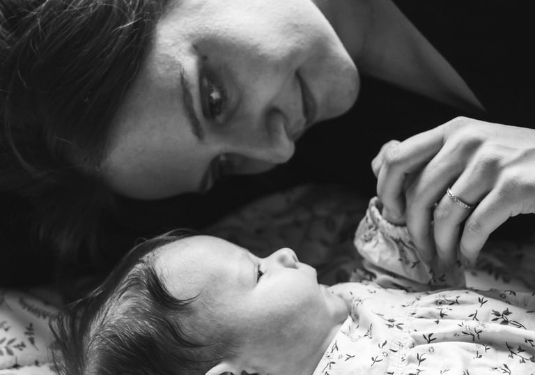 séance naissance à domicile, style en noir et blanc, complicité entre la maman et le bébé