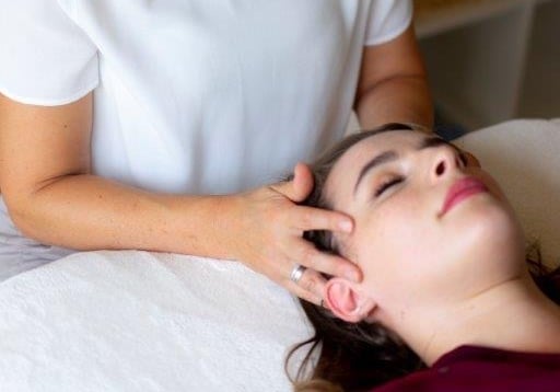 Hannelore Freischlager beim praktizieren von IKA Craniosacrale Körperarbeit
