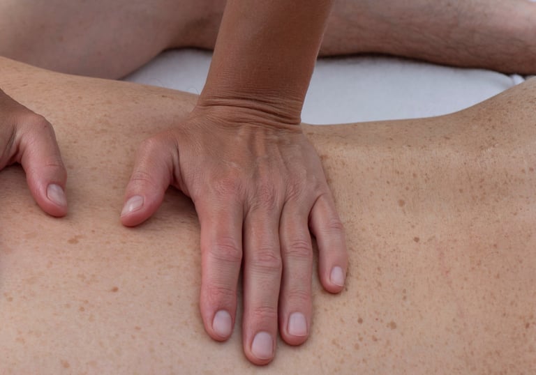 Massage relaxant du dos deux mains à plat