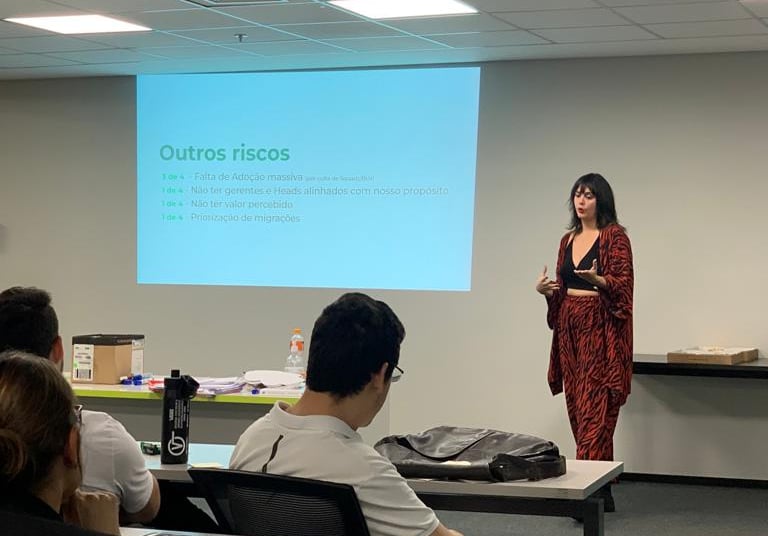 Josi apresentando resultados de pesquisa em encontro de lideranças Picpay