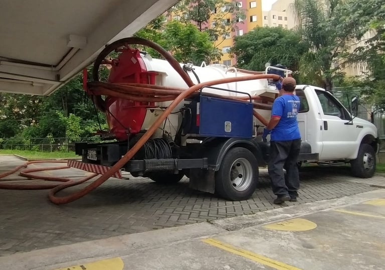 caminhão de sucção e hidrojateamento para desobstrução e desentupimentos