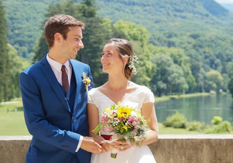 Photo de mariage, portrait de jeunes mariés avec un bouquet, jlacostephoto photographe mariage Dijon