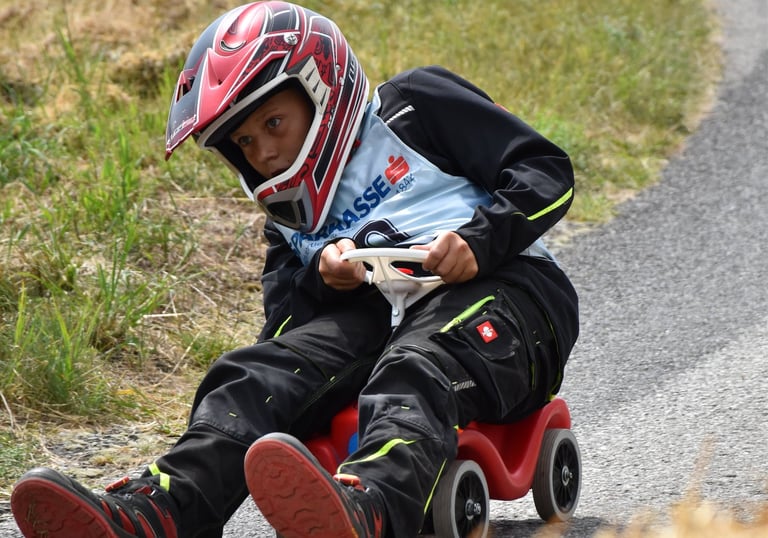 Kind fährt mit Bobbycar