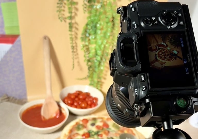 une caméra qui film une pizza