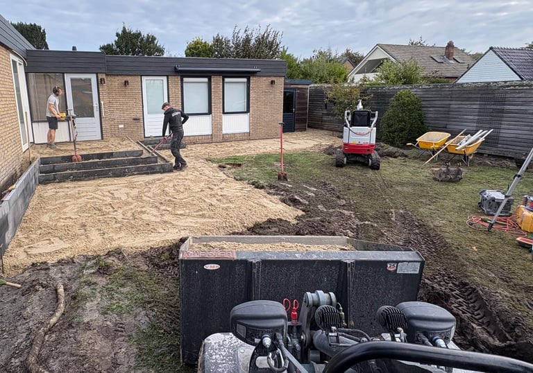 Betsema Bestrating bezig met grondwerk in een tuin.