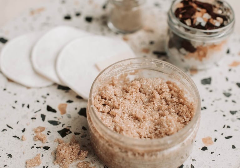 Scrub en natuurlijke verzorgingsproducten op een stenen schaal.