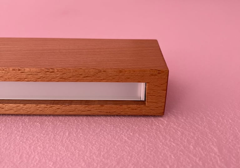 dettaglio applique luce led illuminazione muro legno