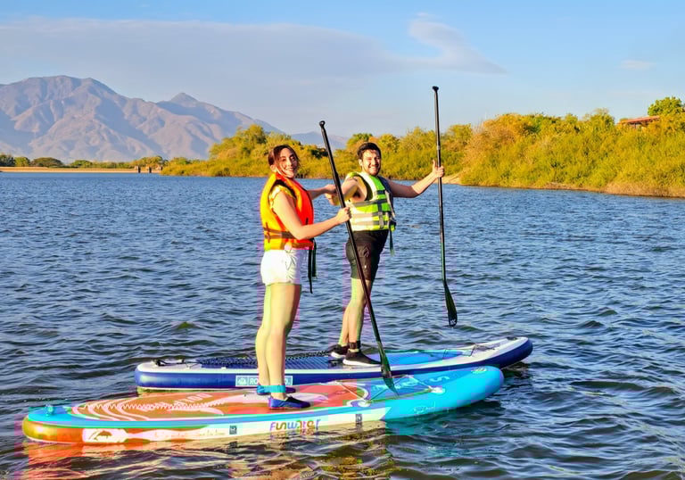 areja disfrutando juntos de una experiencia de paddle board con Hopaki en un entorno natural