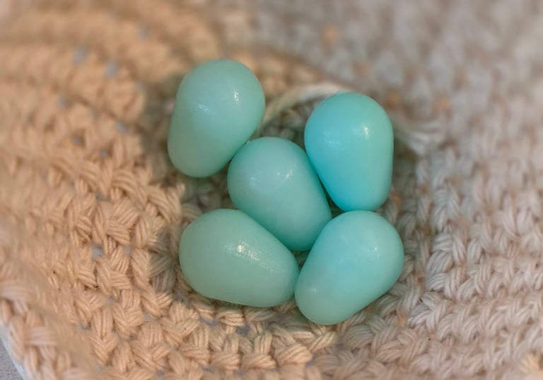 huevitos plasticos canarios