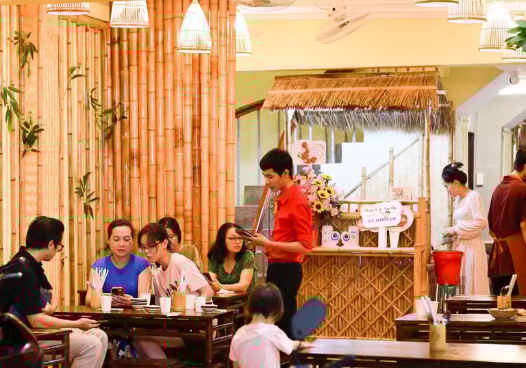 Không gian tre trúc tại quán Ốc Dì Toàn