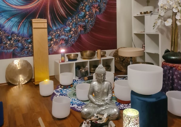 Klangschalen und ruhiger Praxisraum für entspannende Klangheilreisen.