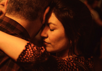 Plano cerrado de Noelia bailando Tango, mostrando la conexión y conciencia corporal de su método