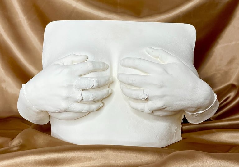 Moulage poitrine et mains sur fond doré