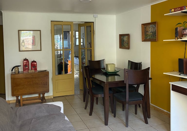 Diseño de comedor acogedor con luz natural y acabados en madera | diseño Studio Atípico