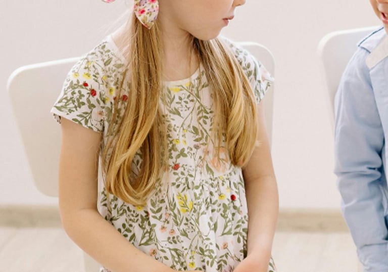 2 jonge kinderen dat met elkaar communiceren