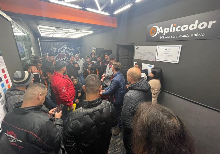 Evento Orafol Oracal CH Suprimentos no Espaço o Aplicador