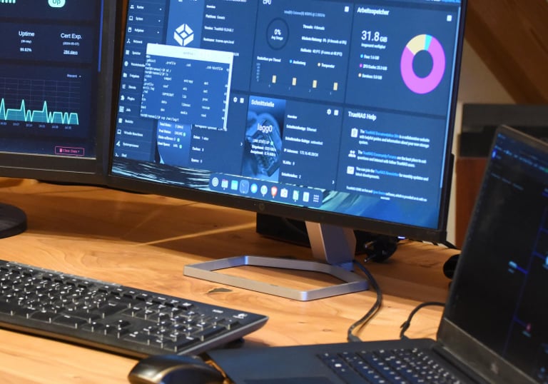 Bildschirme, auf denen Monitoring- und Analyse-Tools angezeigt werden