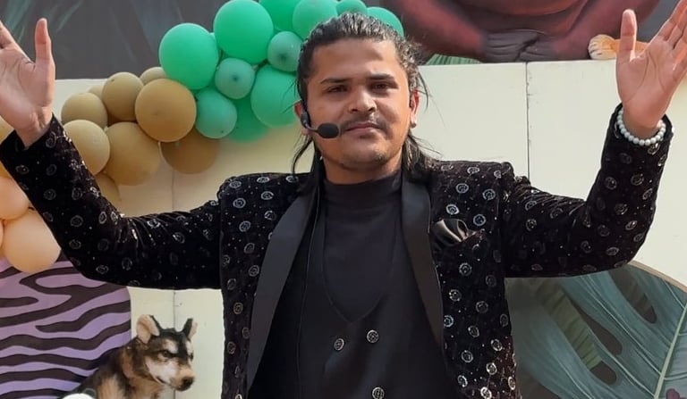 Dheeraj is the best birthday party magician in Delhi India.