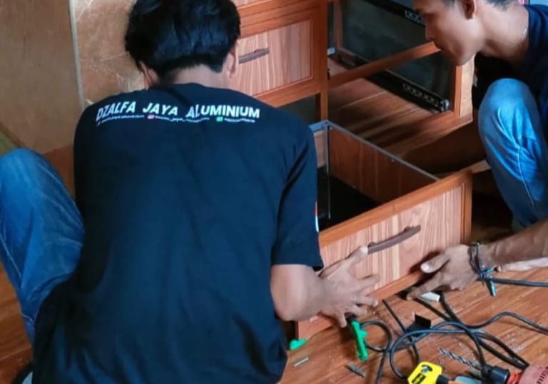 <img src="proyek-dzalfa-jaya.jpg" alt="Proyek Pemasangan Pintu dan Jendela Aluminium di Lampung oleh
