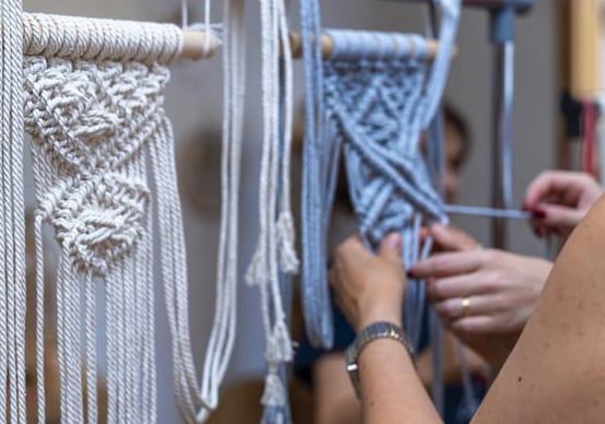 Proyectos de macramé para colgar en la pared hechos a mano colgados, en un taller de manualidades.