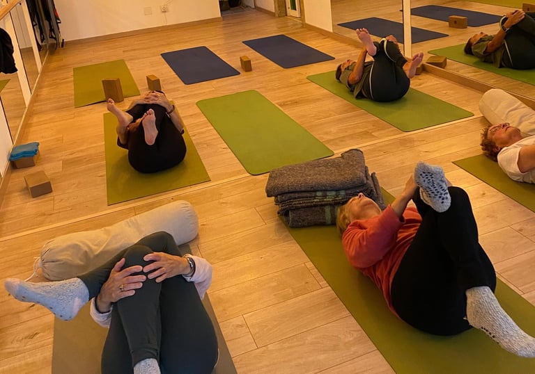 Clase de Yoga de la profesora Cynthia Qwistgaard en Aguaclara Yoga